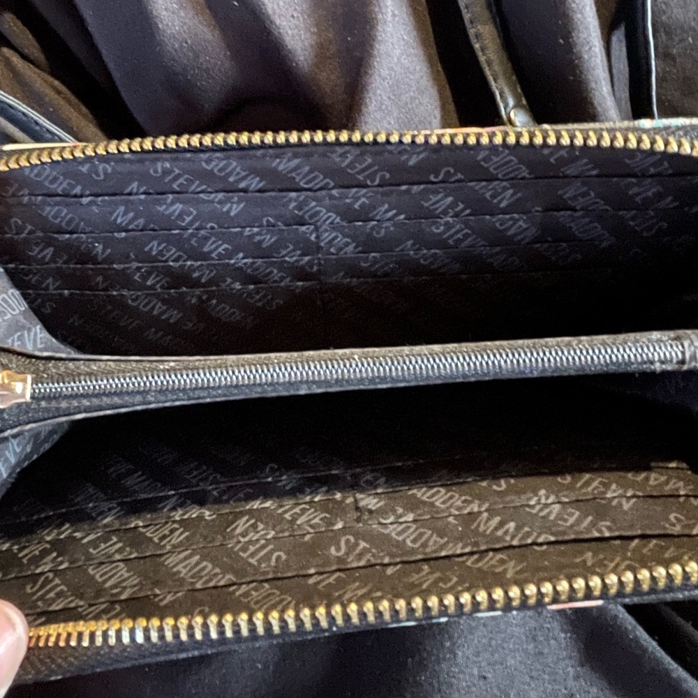 Steve Madden Floral Crossbody Wallet - Picture 2 of 5